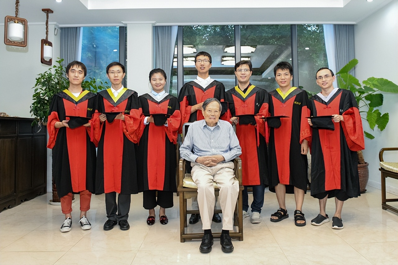 清华校园“怪象”，没有染头发的学生，原来学霸都很朴素