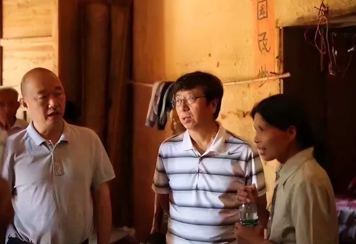 人大学霸考公考研失败，嫁贫苦光棍生6娃，校友集资20万给她建房