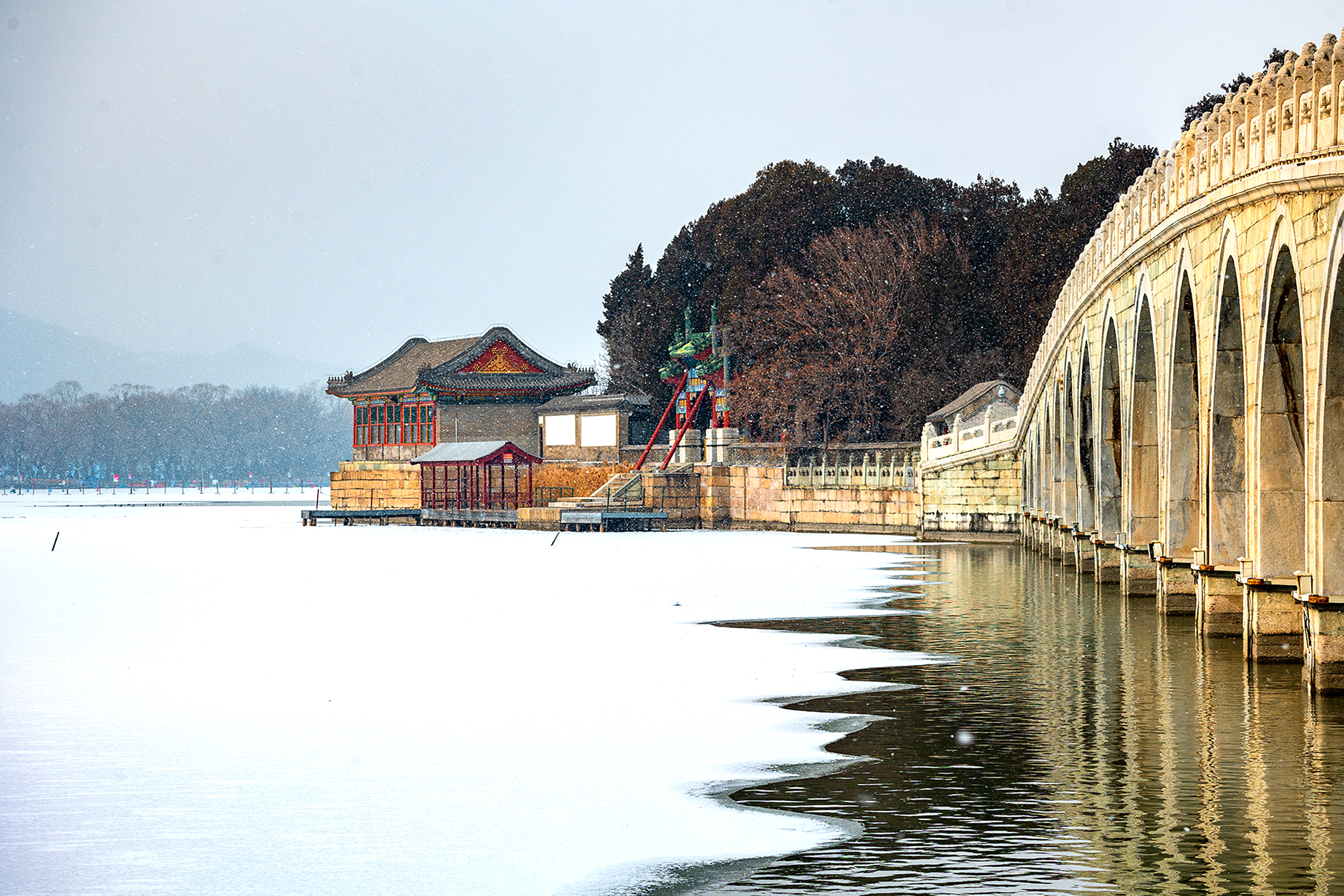 2022年的第一场雪过后，北京的10个好去处，红墙白雪年味浓