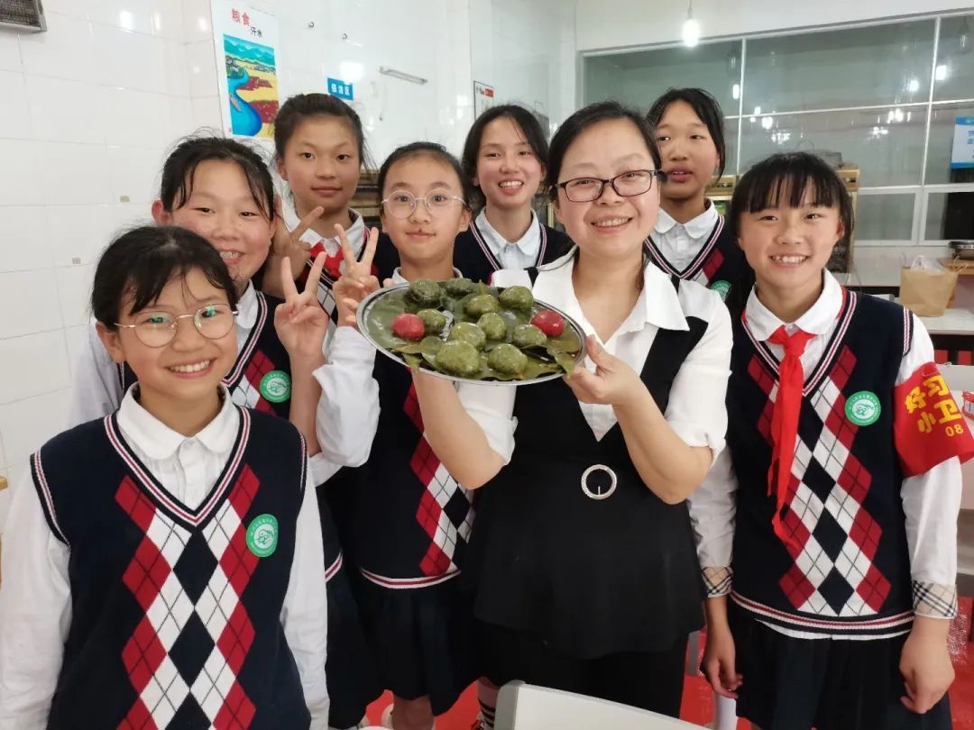 新兴小学劳动教育“小厨房”课程之“做青团”