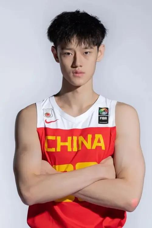 nba为什么不多选中国人(2022NBA选秀落下帷幕，浅谈中国四名篮球天才，为何都被落选)