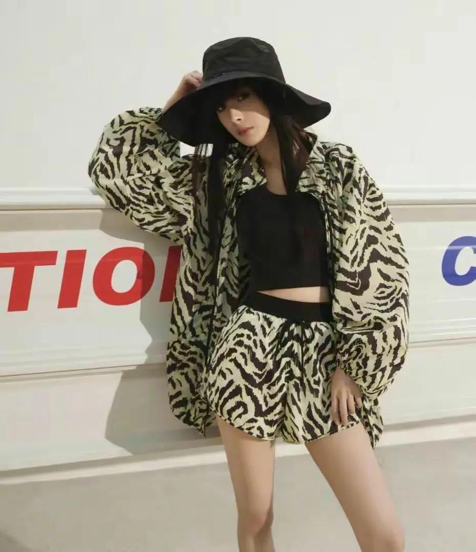 三大顶流的豹纹battle，迪丽热巴休闲惬意，赵丽颖杨幂一言难尽