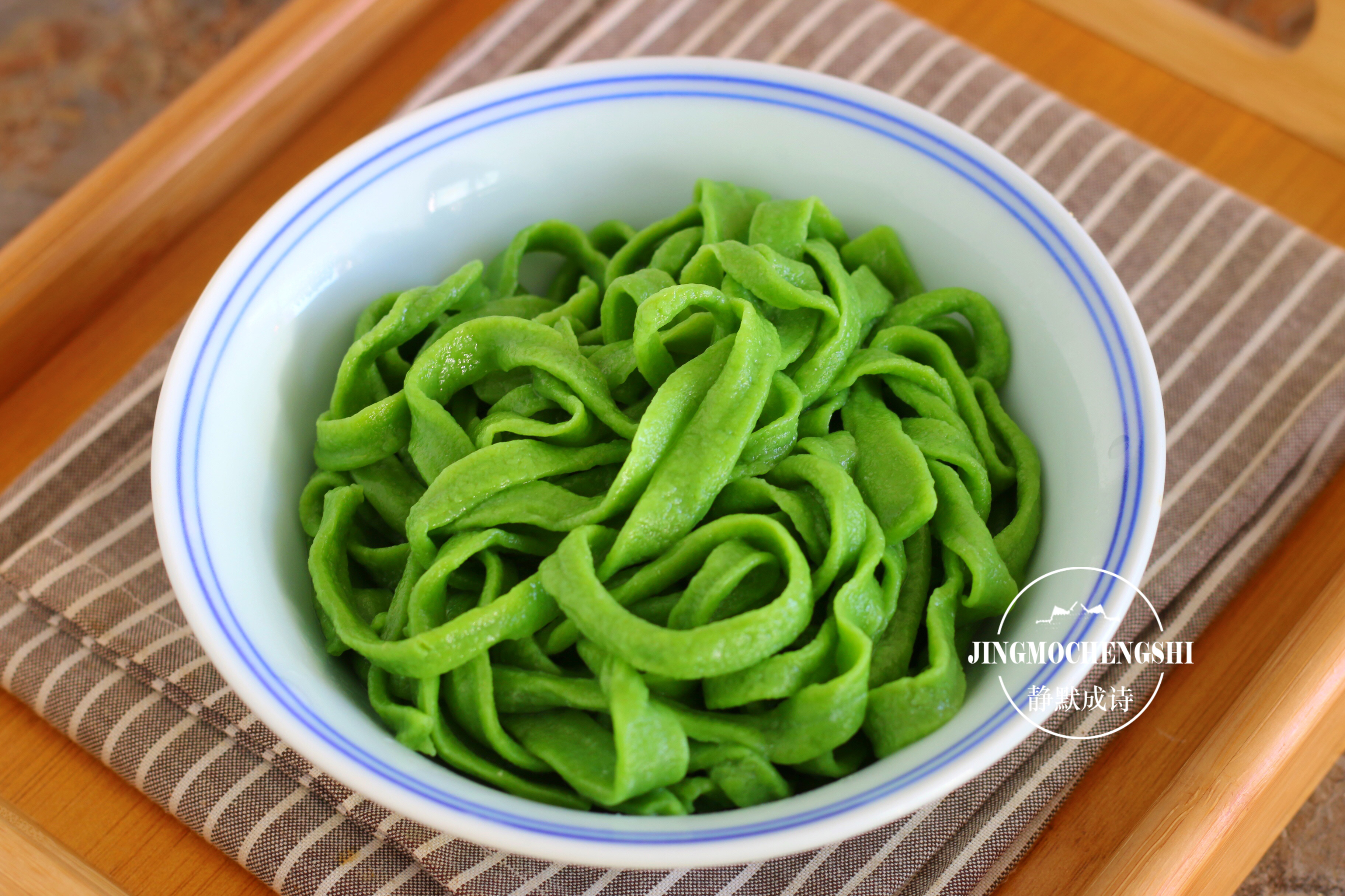 菠菜手擀面的正确做法，及固色技巧，不用加小苏打，面条照样翠绿