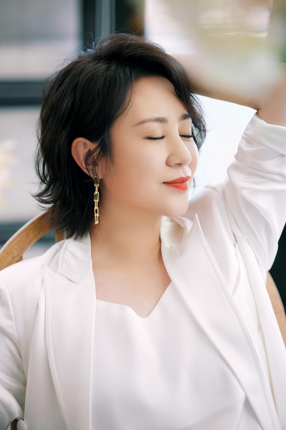 马丽解锁新穿搭,白色西装搭配百褶长裙,甜美优雅又减龄