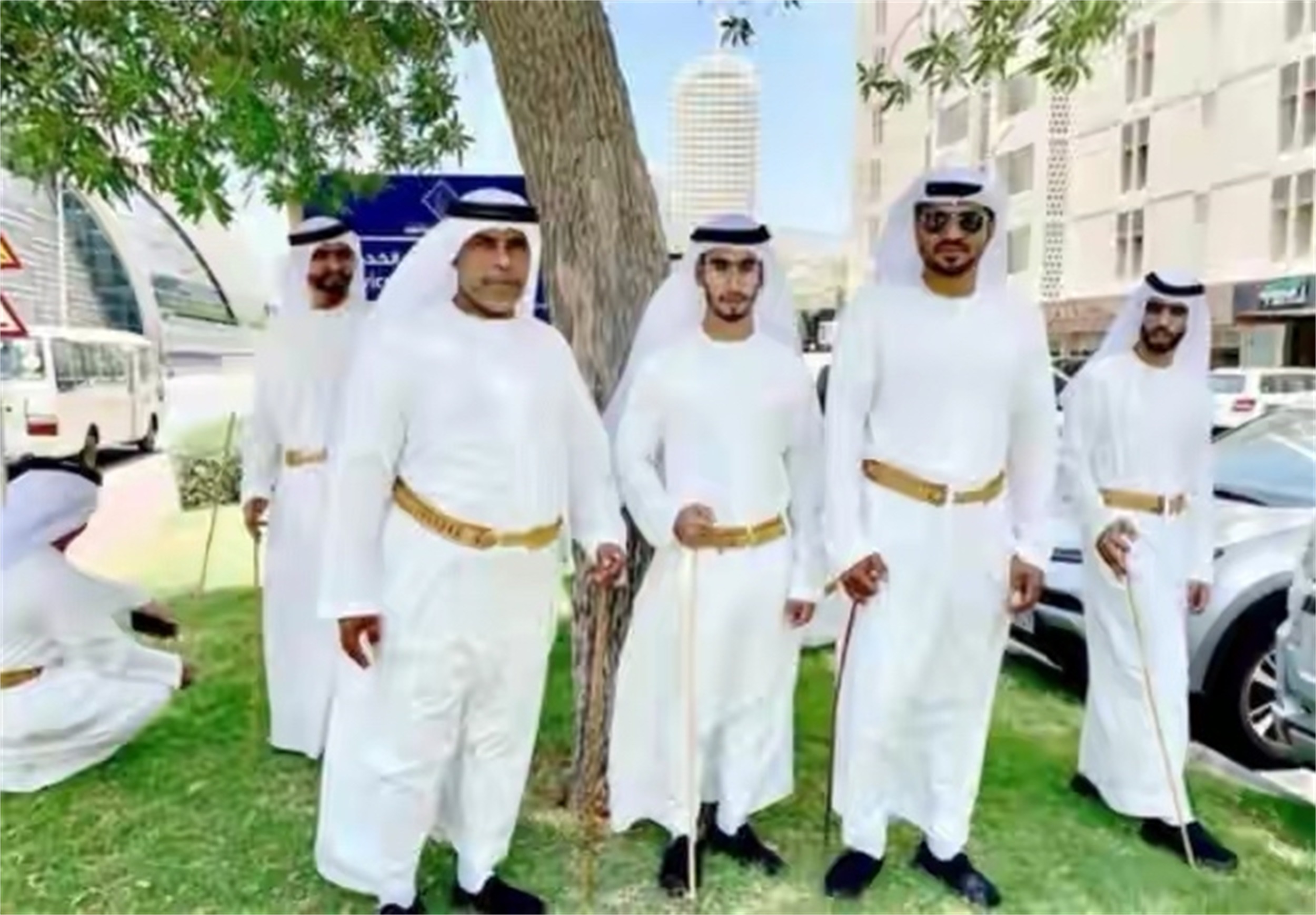 华裔富豪贪35亿，泡遍全球女星，被4国通缉，赃款150人清点了36天