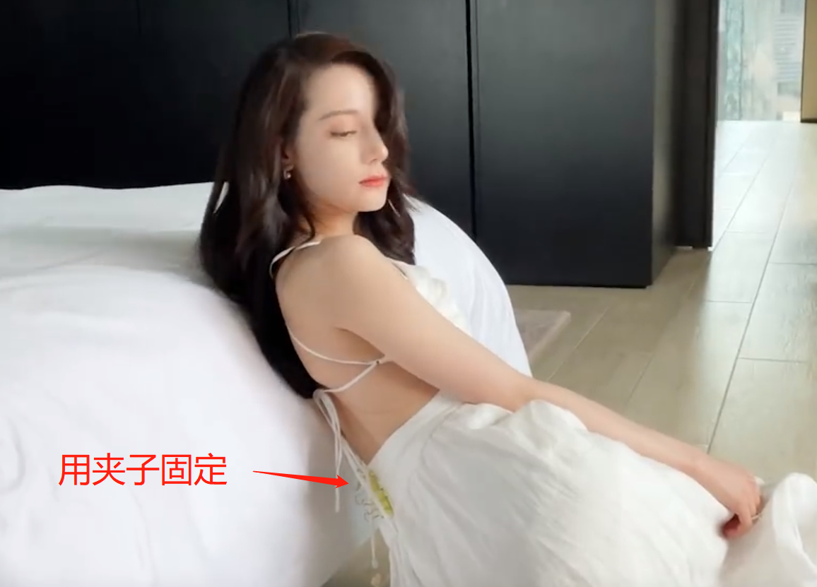 迪丽热巴坐地上拍照!穿露背长裙骨头突出,腰太细用2个夹子固定