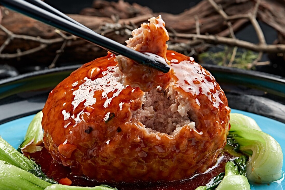 红烧狮子头,教您传统做法,香酥软糯不松散,鲜嫩多汁又入味