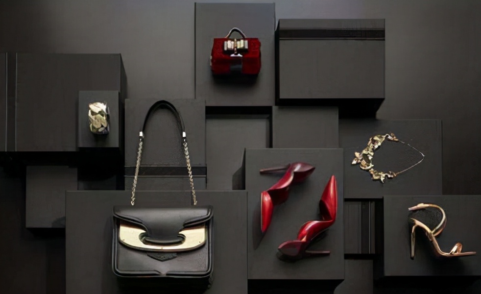 女大学生因想买7000元的裙子，到酒吧做兼职模特，最终结局如何？