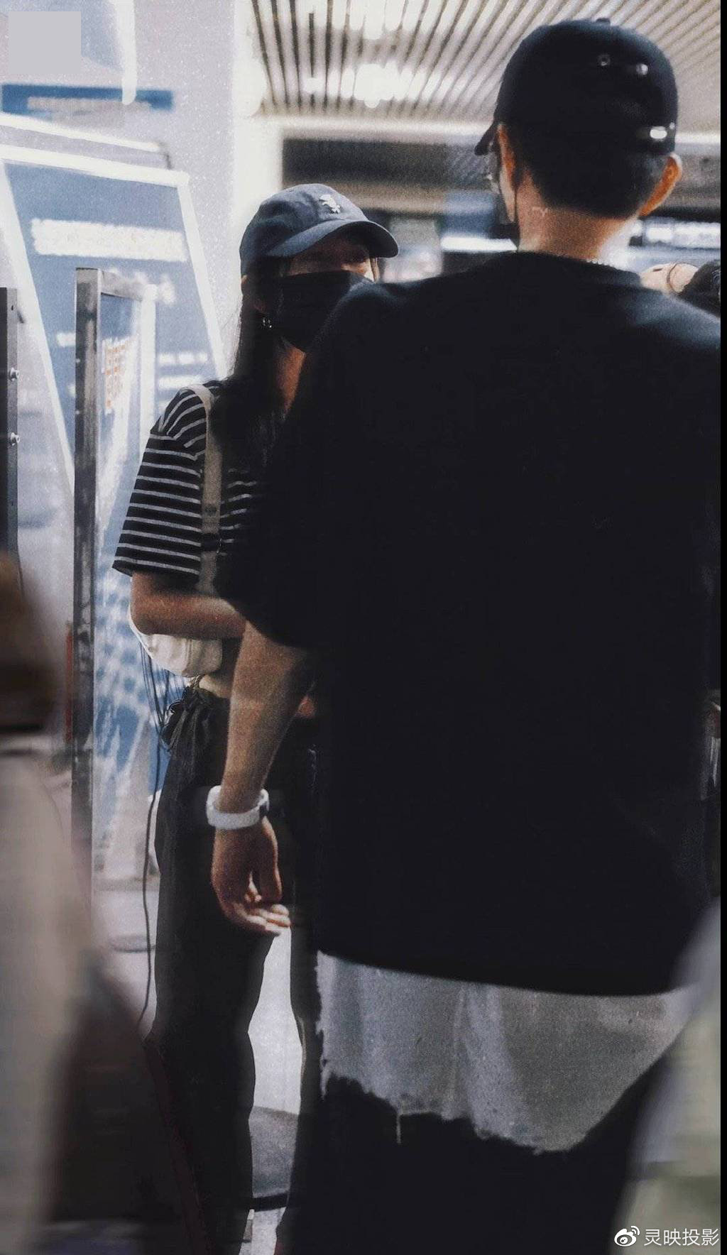 密室粉狂喜：杨幂许凯机场同框，合体录制《密室大逃脱4》