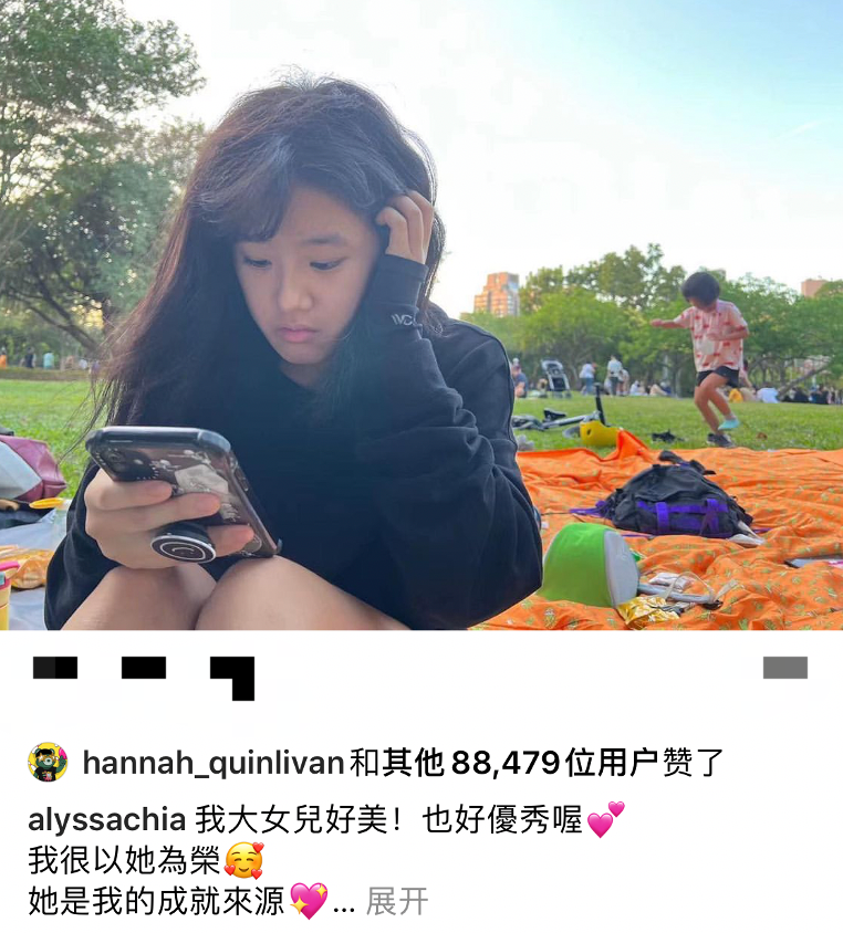 47岁贾静雯晒三个女儿合照！素颜白皙皮肤紧致，大女儿长相似前夫