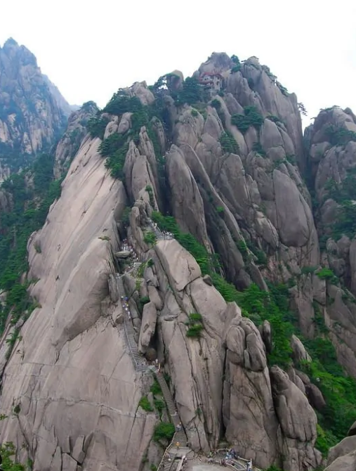 1979年75岁邓小平登黄山，随行人员担忧，邓小平：我比你们有经验