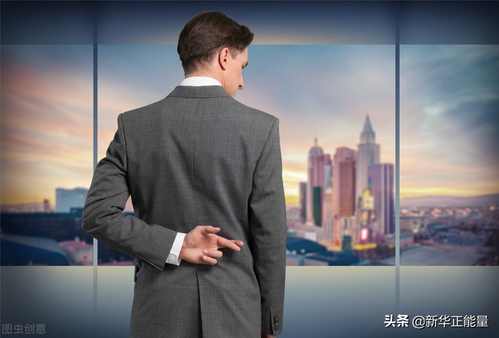 人前一套人后一套，不怕真坏人，就怕装好人