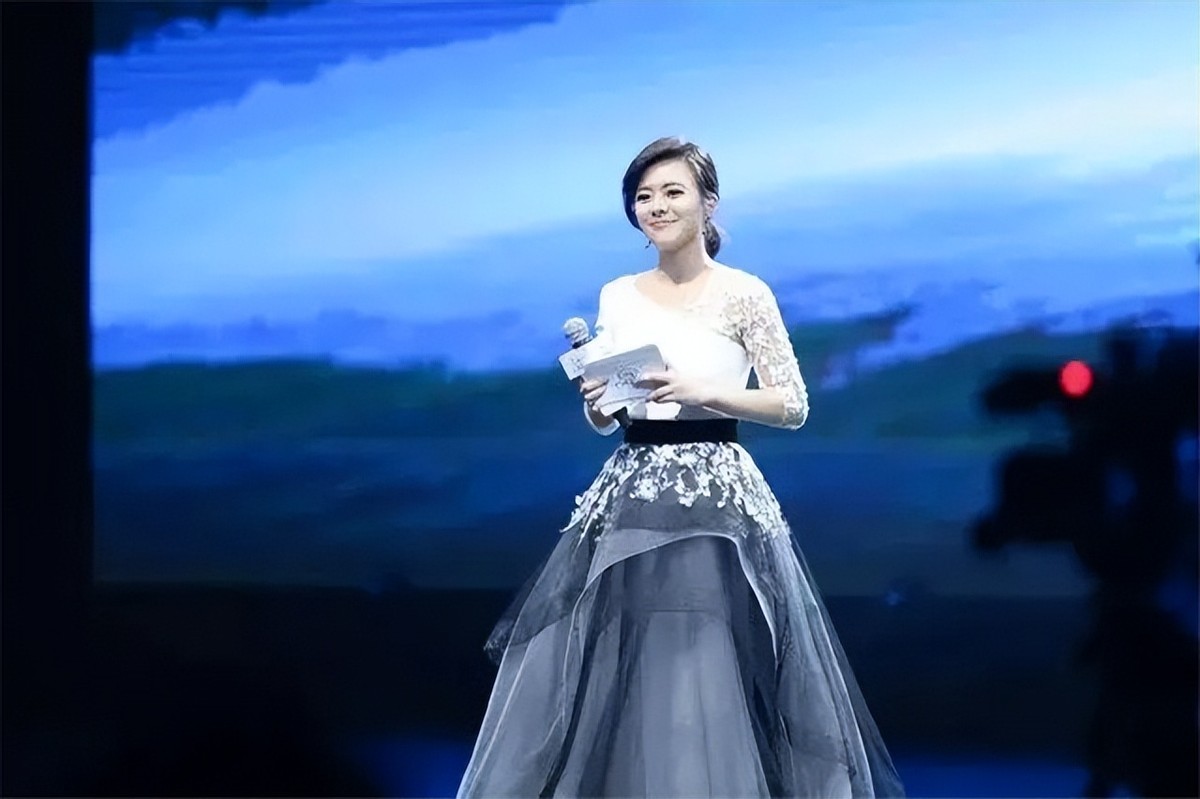 原东方卫视主持人陈辰，低调嫁歌唱家余笛，今被丈夫宠成少女