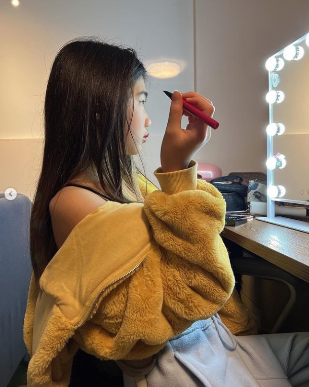 曹格女儿近照曝光，11岁Grace整容式长大，自己化红唇美妆超有范