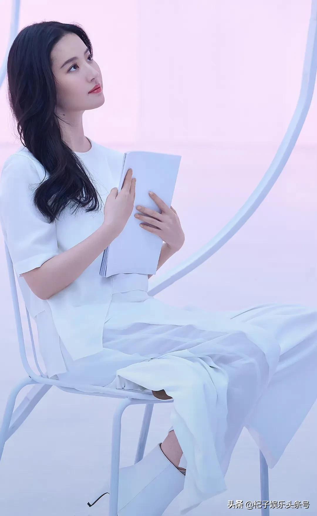 一组刘亦菲的侧颜照，鼻子很真实，果然天仙都是无惧真实的