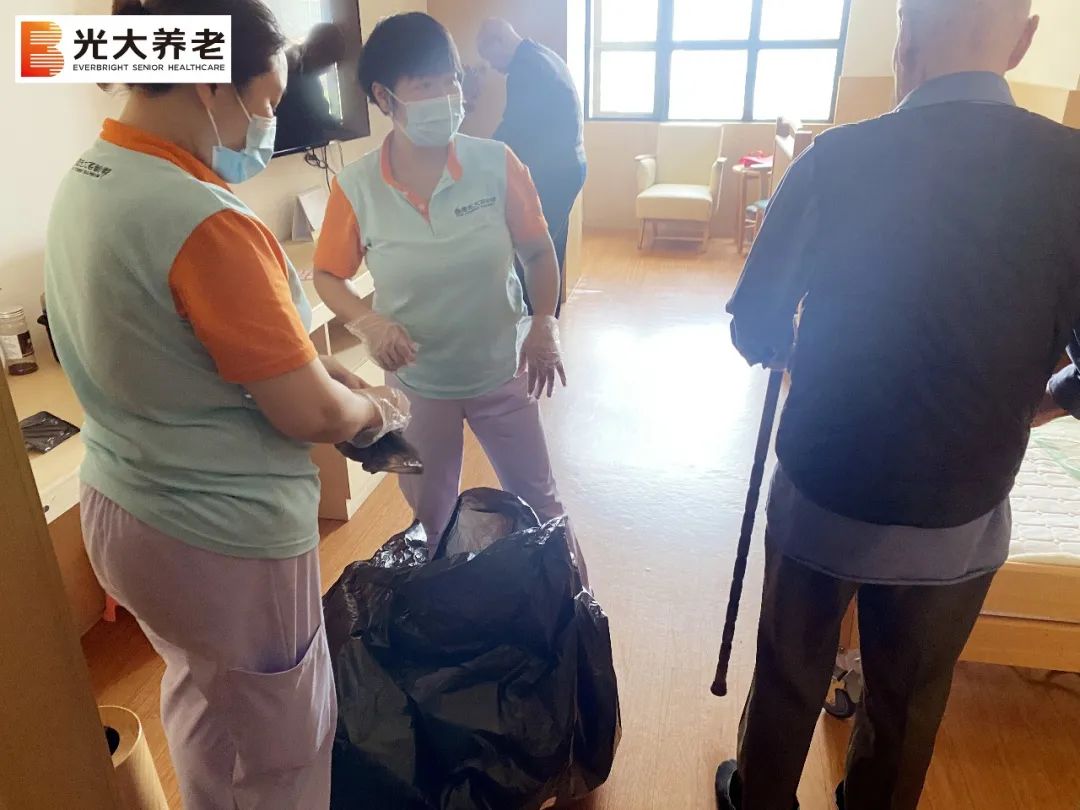 突发事件，水管爆裂长者忧；多方协作，紧急转移长者安
