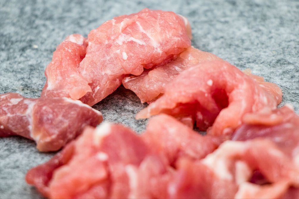 解冻肉，切记别只用水泡，肉贩子教你2招，几分钟搞定，还很新鲜