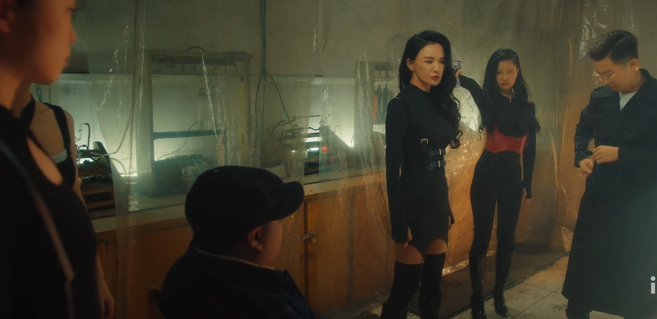 没想到，王小利一部网大能抄袭三部经典，赵本山的招牌被消耗光了