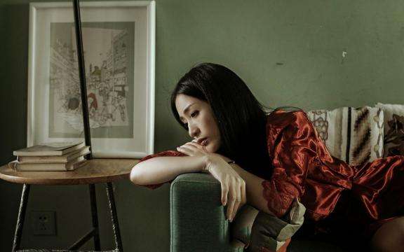 离婚后选择了有家室的男人，交友、穿着都被限制，现在后悔也晚了