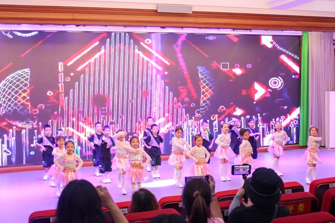 天府新区华阳实验小学举行“童星耀五月·艺术绽花开”群舞比赛