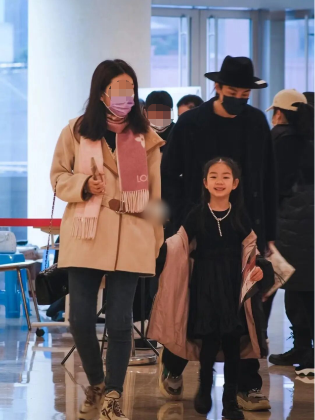 戚薇6岁女儿化妆好美，参加钢琴比赛有名媛范，李承铉现身帮打气