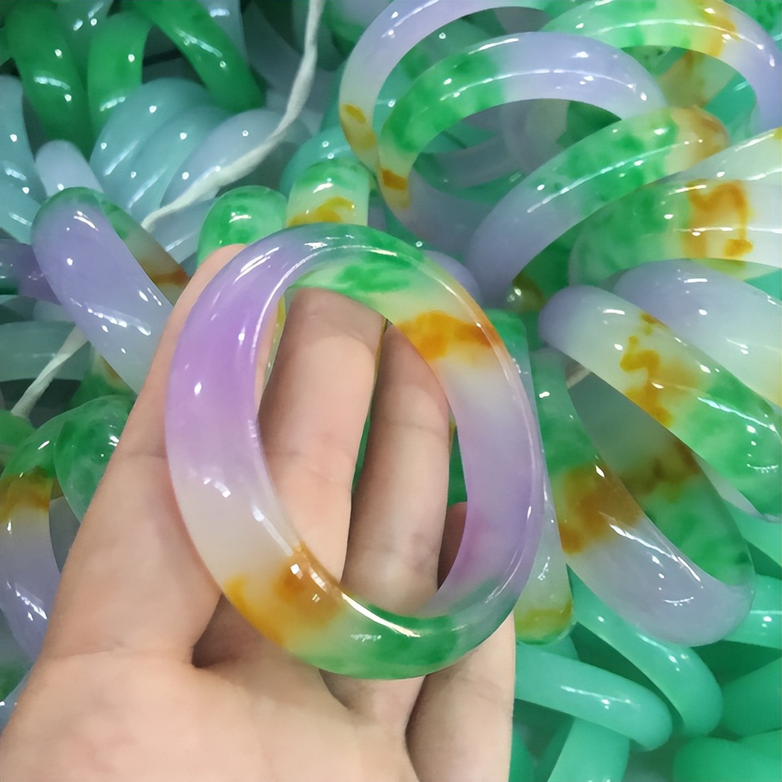 【绿色翡翠手镯多少钱】戴着几千万的满绿翡翠镯子买菜?