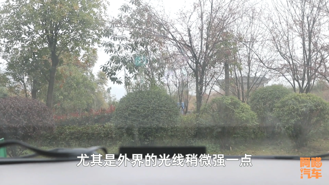 汽車抬頭顯示值得加裝嗎？喵哥實(shí)車對(duì)比給你看，給你最實(shí)在的建議