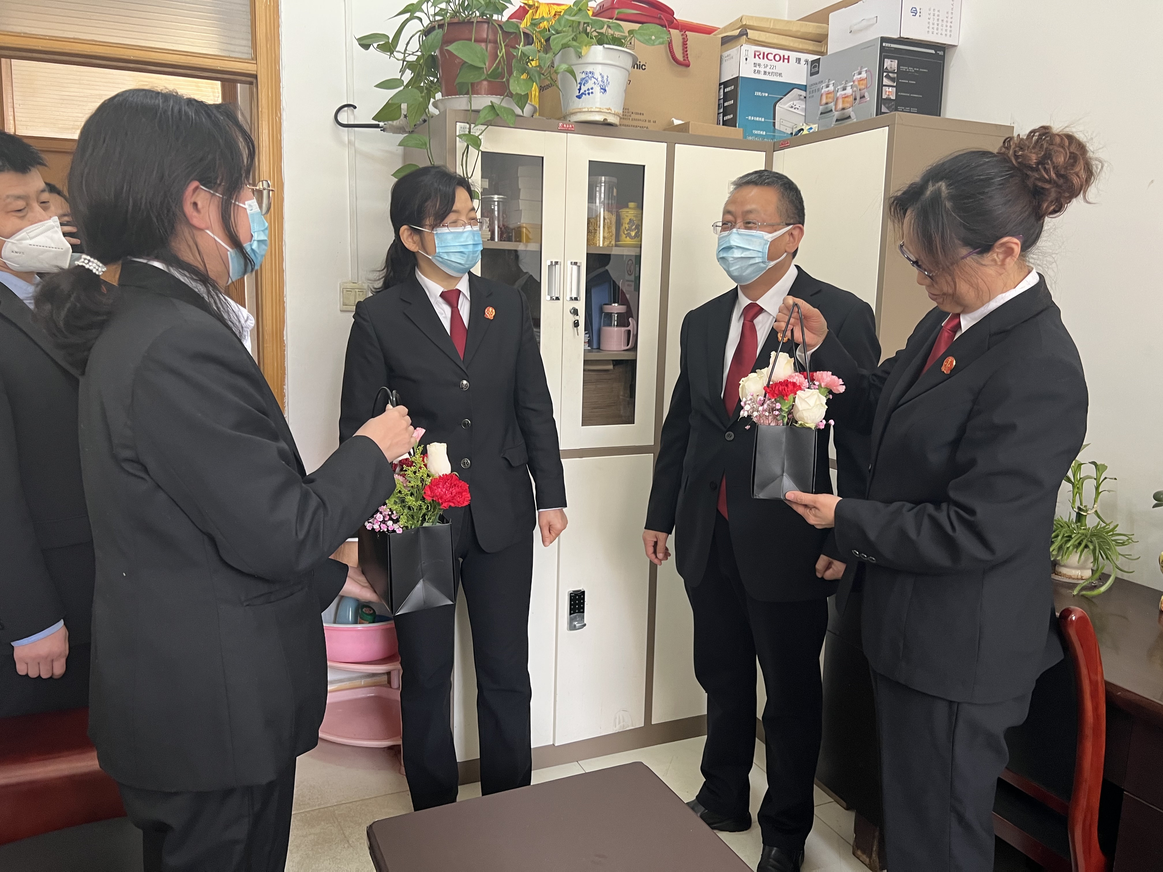 情暖半边天 巾帼在行动——西安临潼法院女法官进行普法宣传活动