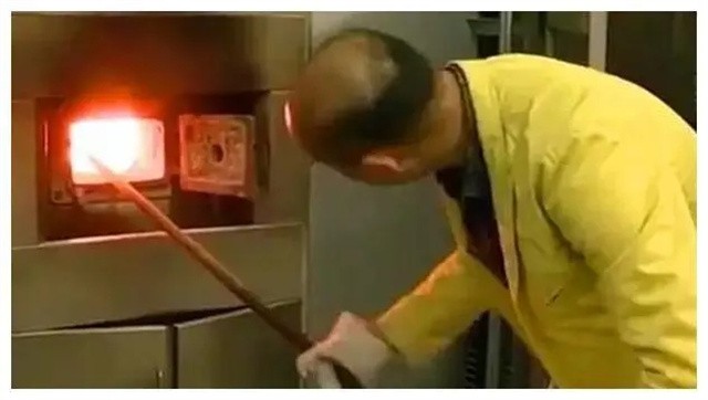 火葬场搬尸工：即使搬运高层住户，也要走楼梯，全程不敢停歇