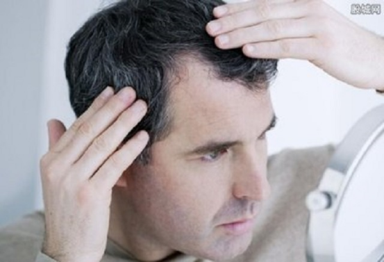 为何白头发会越长越多？不要觉得自己老了，或许是缺少这3种营养