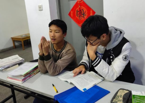 双减后的第一个寒假，学校要求学生签不补课承诺书，家长：难为人