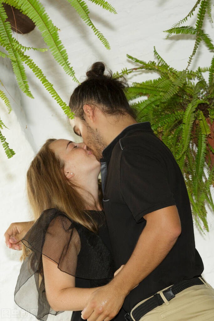 情侣之间的尴尬，你曾经也有过，忘了吗？