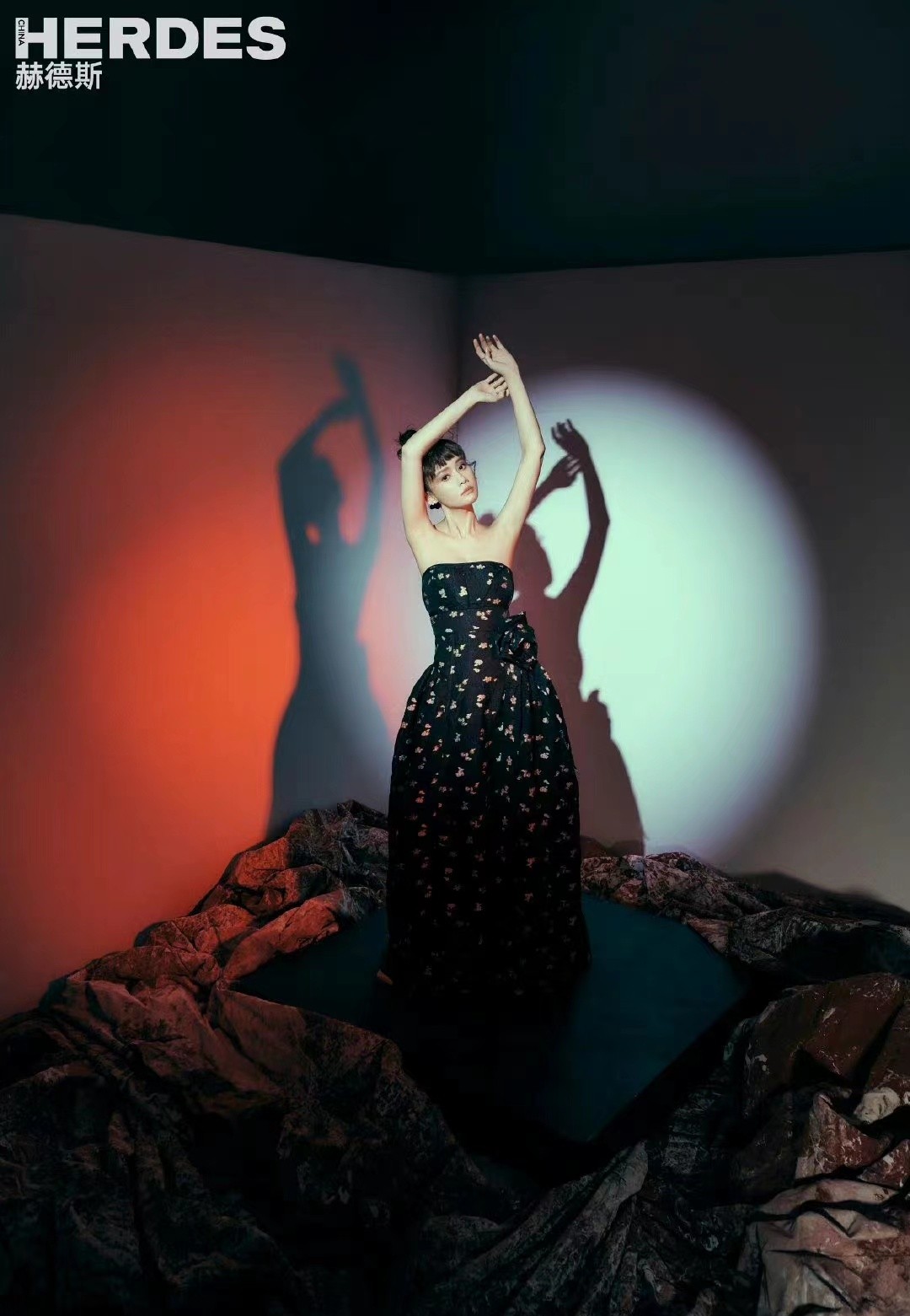 陈乔恩瘦太狠了，剪齐刘海变锥子脸像戴假发，模样大变像换了个人