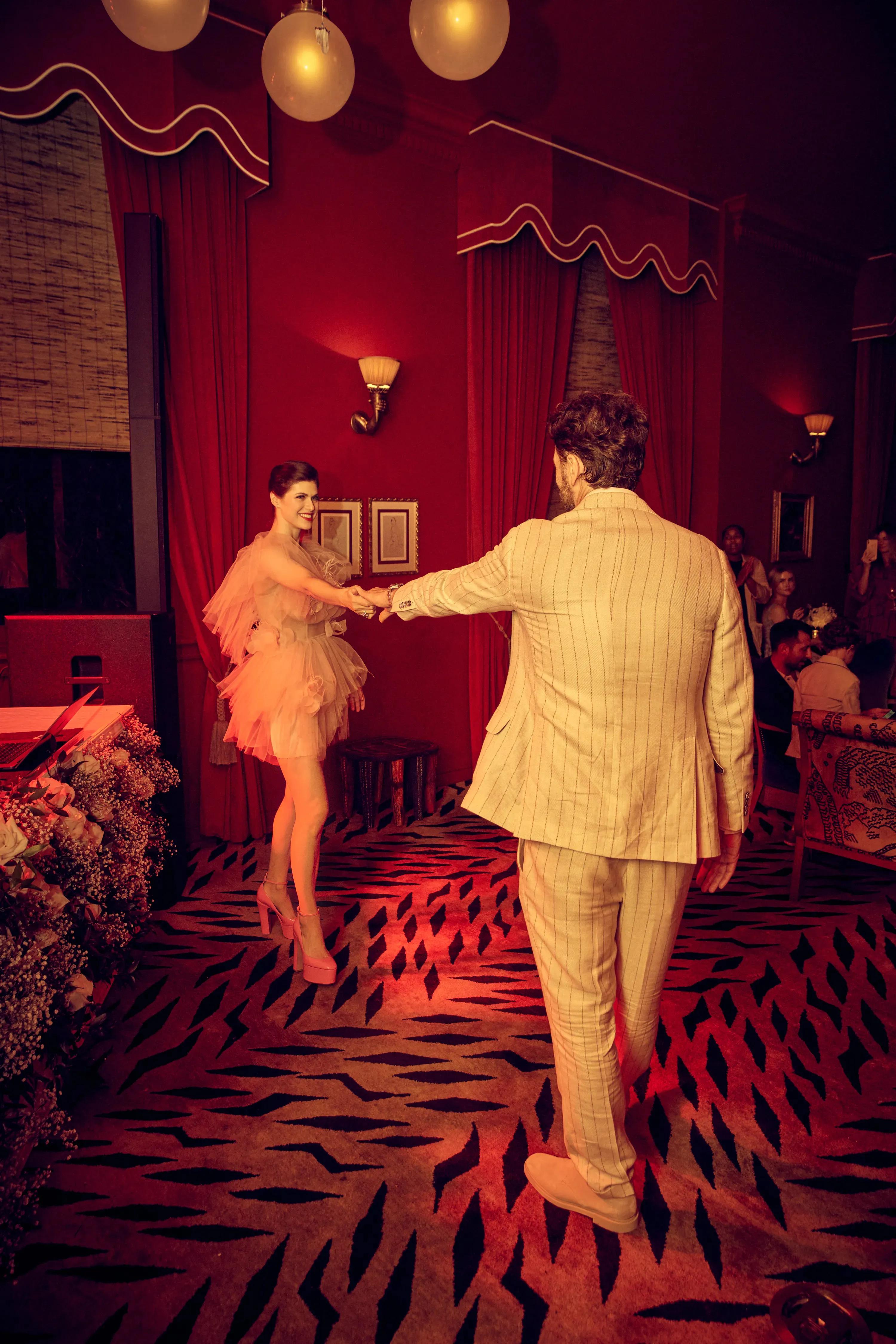 亚历珊德拉•达达里奥跟男友结婚了！俩人浪漫甜蜜婚礼照让人嫉妒