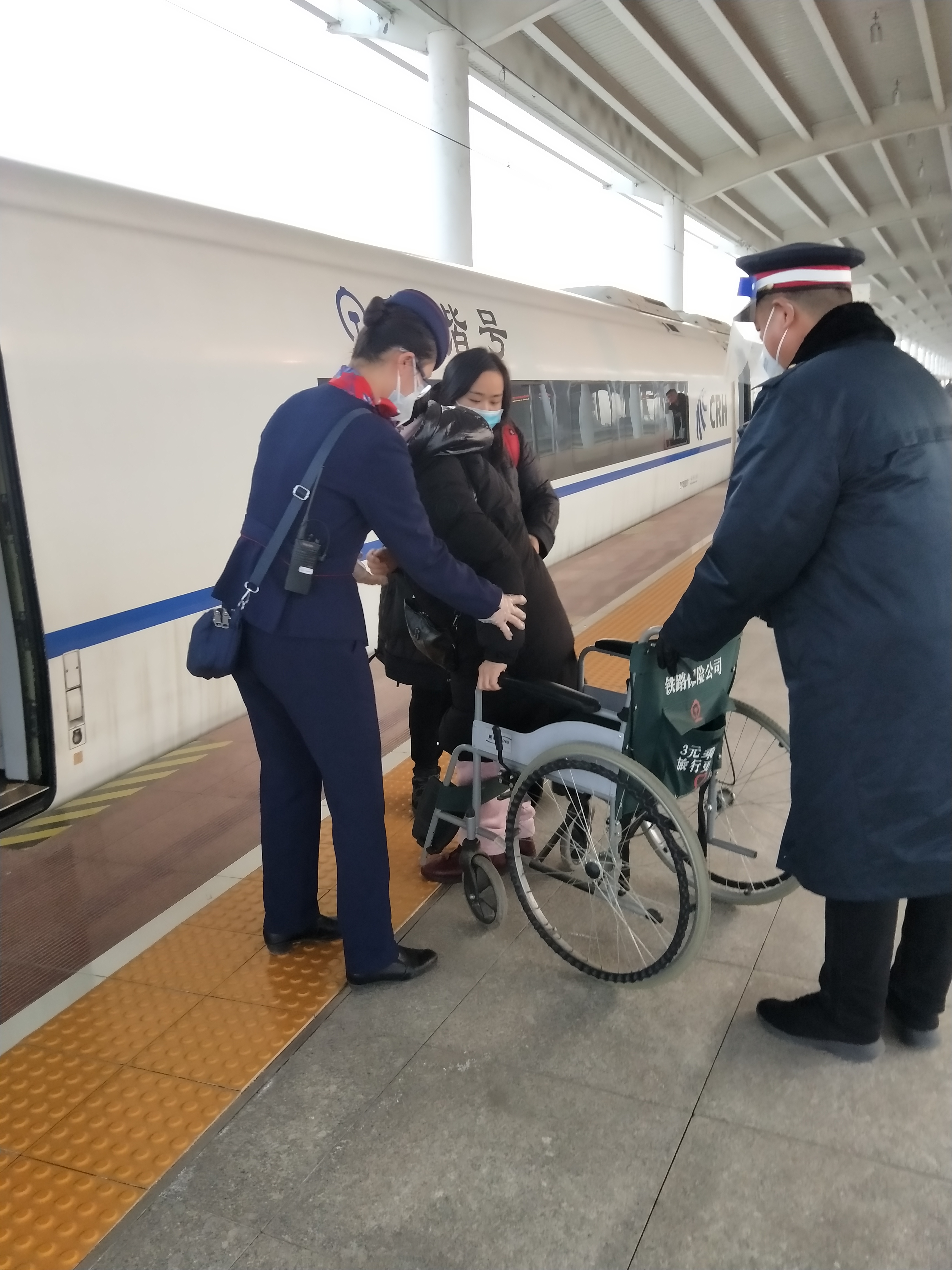 郑州高铁一队：民兵“保促创”，春运温馨行