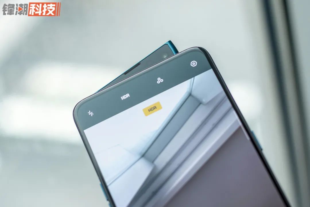 手机里面根本没有这个大块头的容身之地，但是这一次，不太一样了