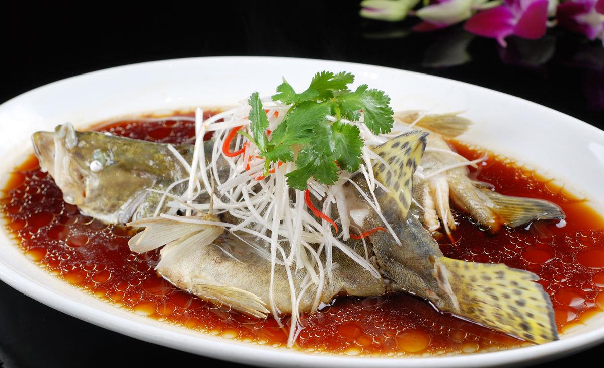 年夜饭必备的第二道菜,那就是鱼肉,吃鱼寓意"年年有余",作为祈福的