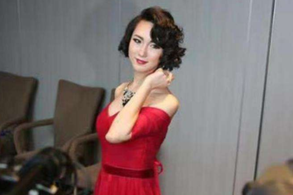 “背母上学”感动中国的刘霆，10年后变成美女，不少网友表示理解