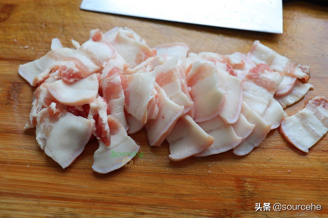 尖椒炒五花肉时多加一步，肥而不腻，香辣开胃，下酒又下饭