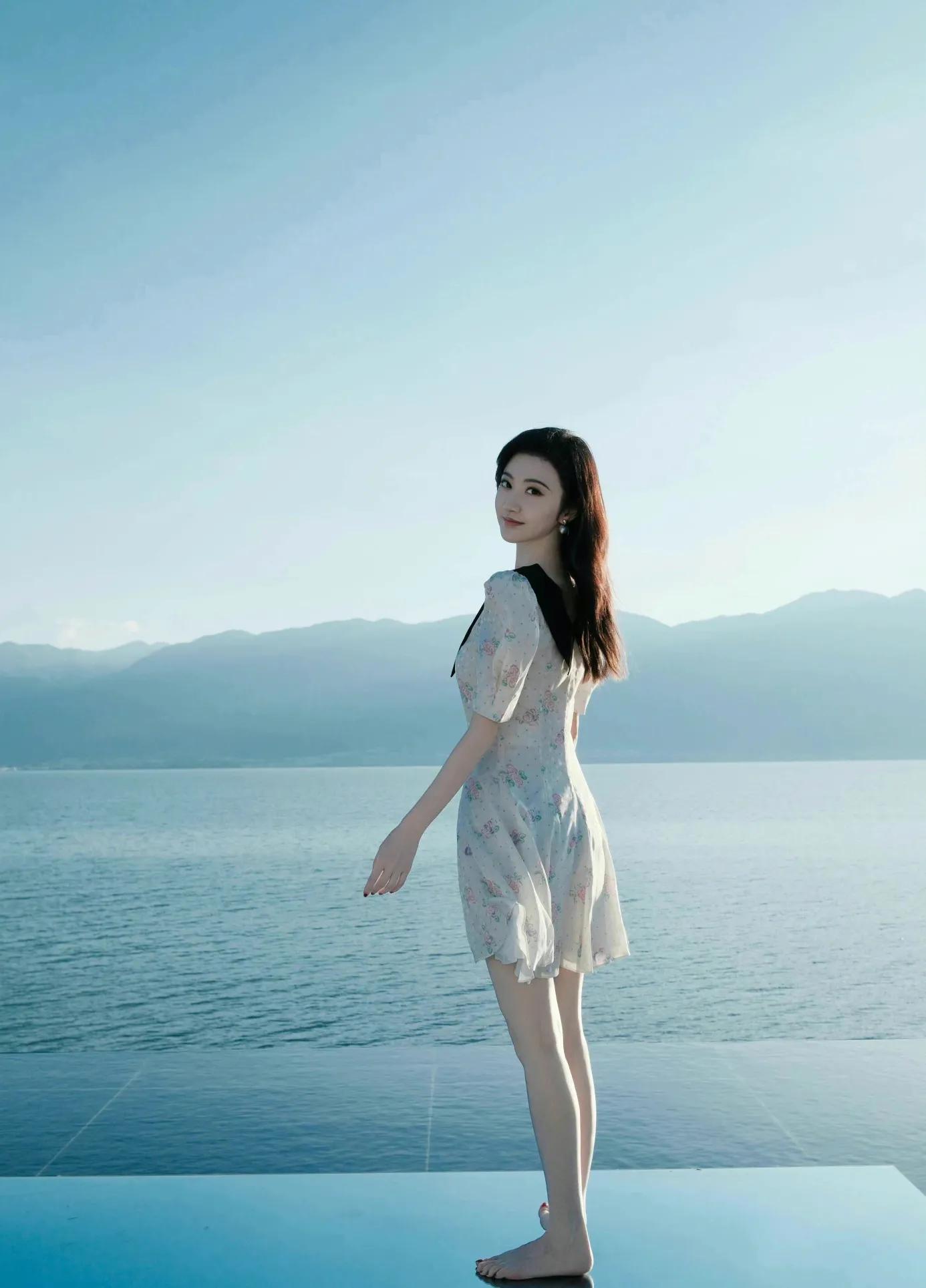 身穿翠花裙的景甜