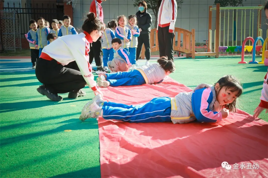 小学生足球队入场词(享运动•健体魄•悦童心—金水五幼教育集团“趣味运动周”纪实)