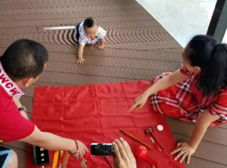 月亮姐姐罕见秀恩爱，甜喊富商老公孩儿他爸，男方长相憨厚显富态