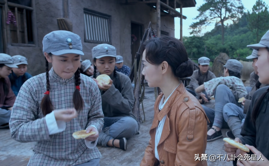 抗日剧变矫情？涂发胶抹口红，白面烧饼还嫌弃，对得起以前战士吗