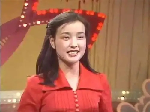 主持人抢话、演员笑场，这8届央视春晚的失误，堪称“灾难现场”