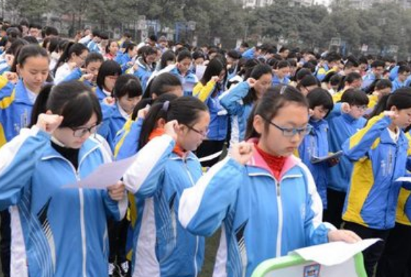 高考生放假期间带着作业去夜店，别人蹦迪她刷题，难道另有隐情？