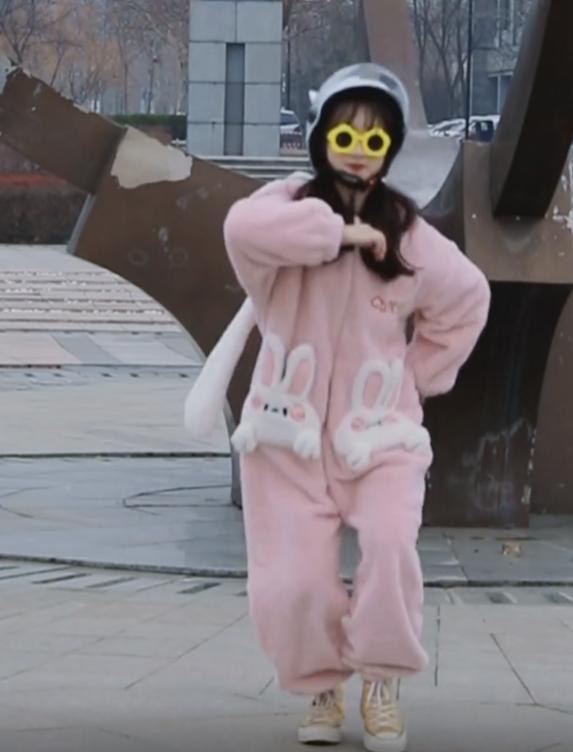 美女大学生穿睡衣在校内热舞，众人围观，掌声不断，网友：好可爱