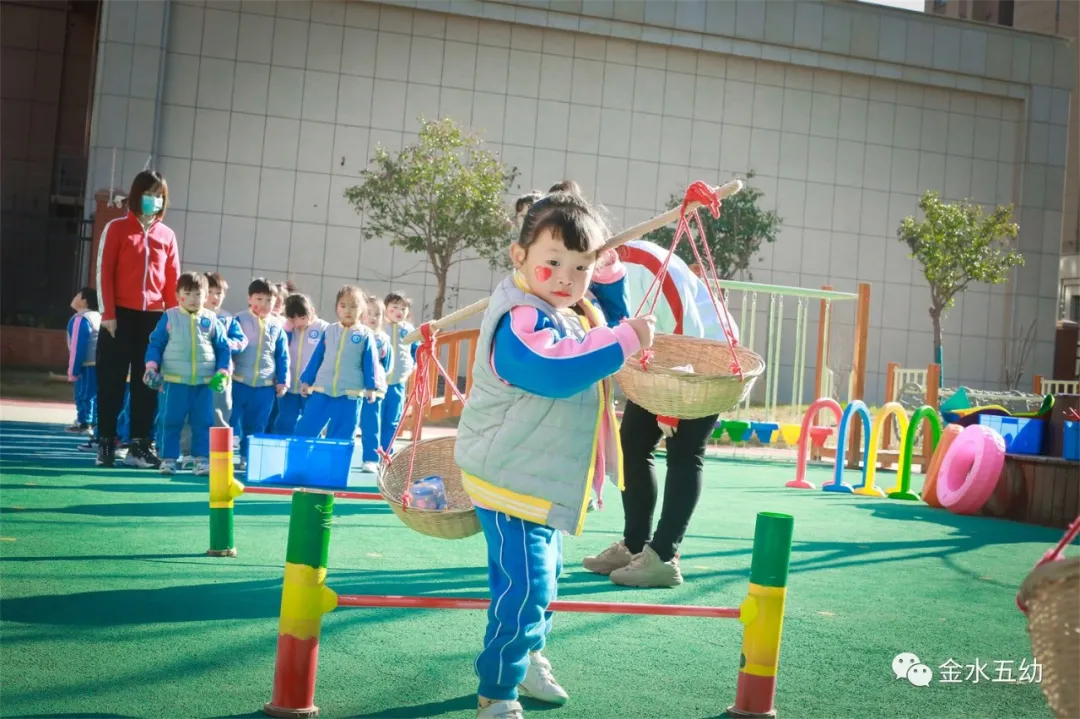 小学生足球队入场词(享运动•健体魄•悦童心—金水五幼教育集团“趣味运动周”纪实)