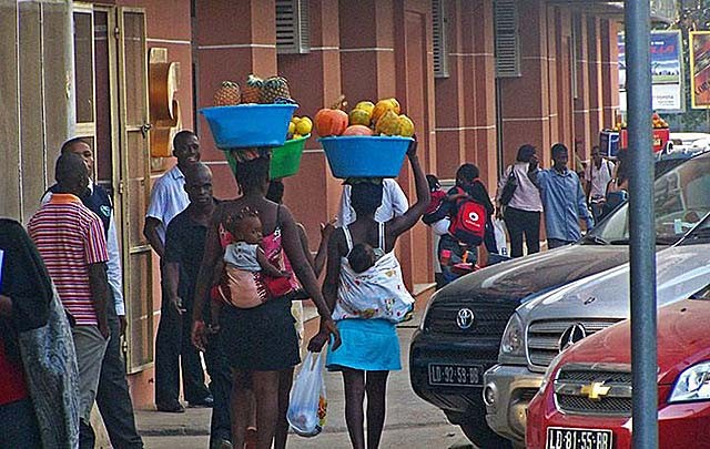 21岁非洲姑娘远嫁河南农民，公婆很满意，如今和儿子一起上幼儿园