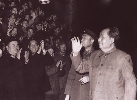 毛主席抽烟数十载，为了双十谈判却断然戒烟，蒋介石连夜修改日记