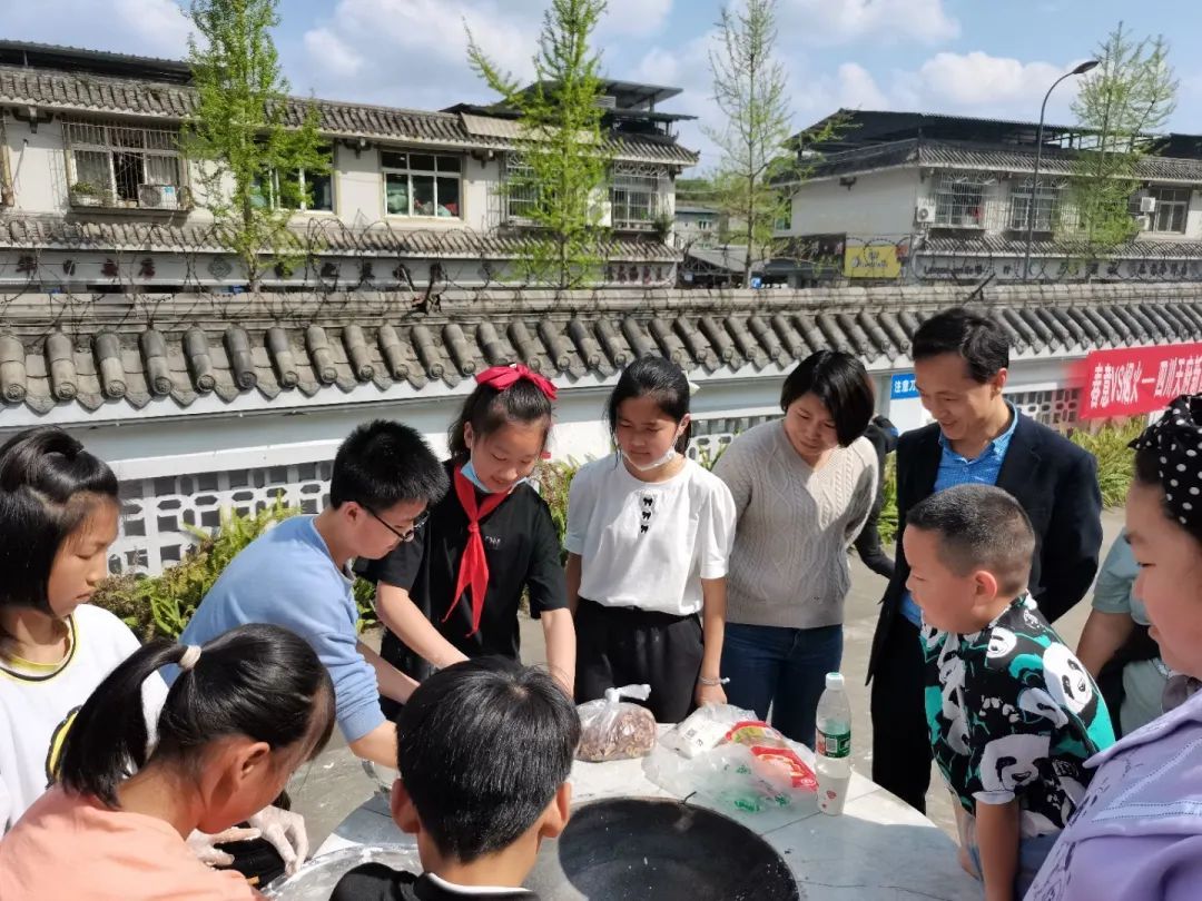 天府新区大林小学开展“春耕节”和“春意VS烟火”劳动实践活动